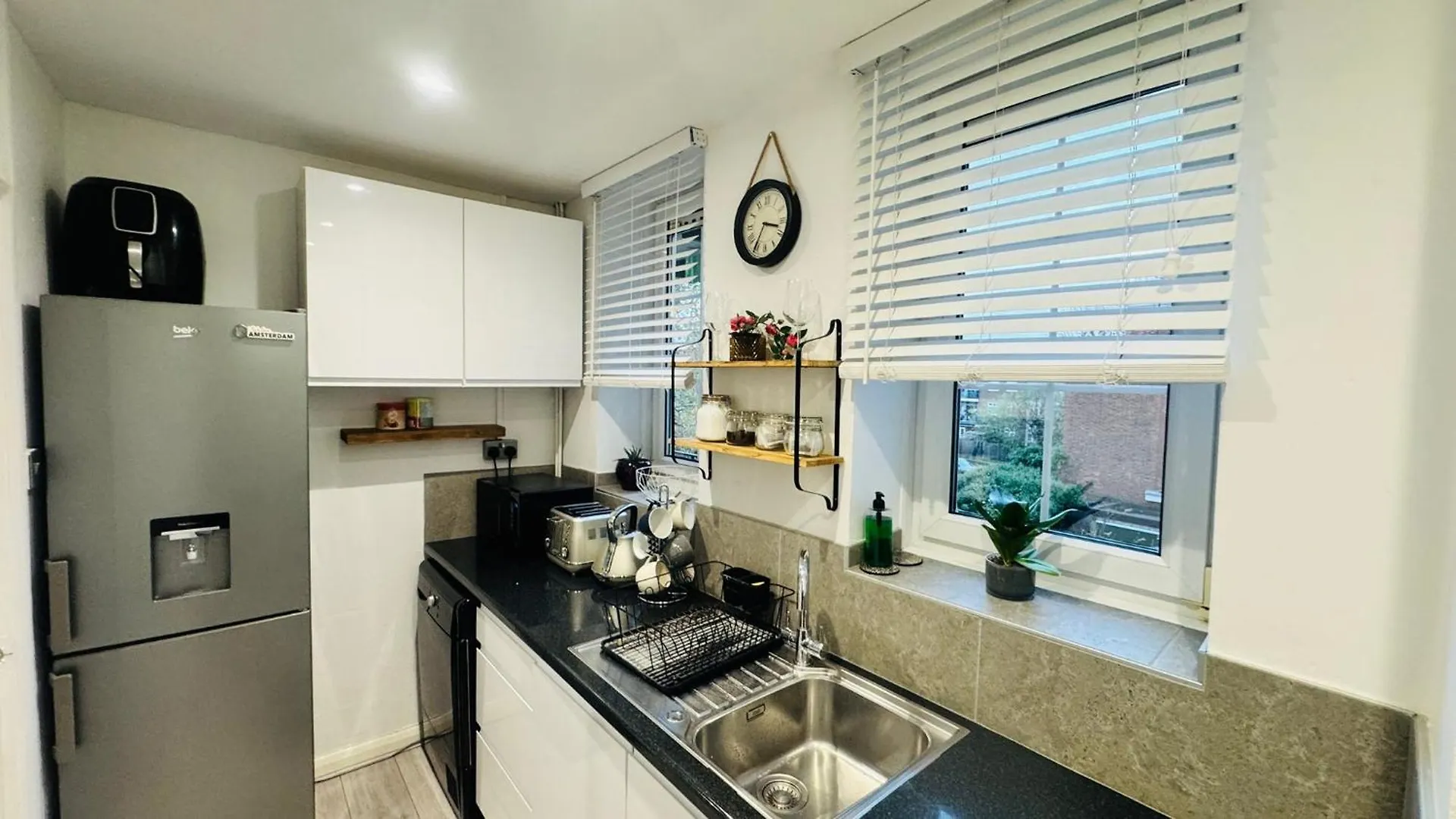 לונדון Gorgeous Rooms Near Canary Wharf בית אירוח