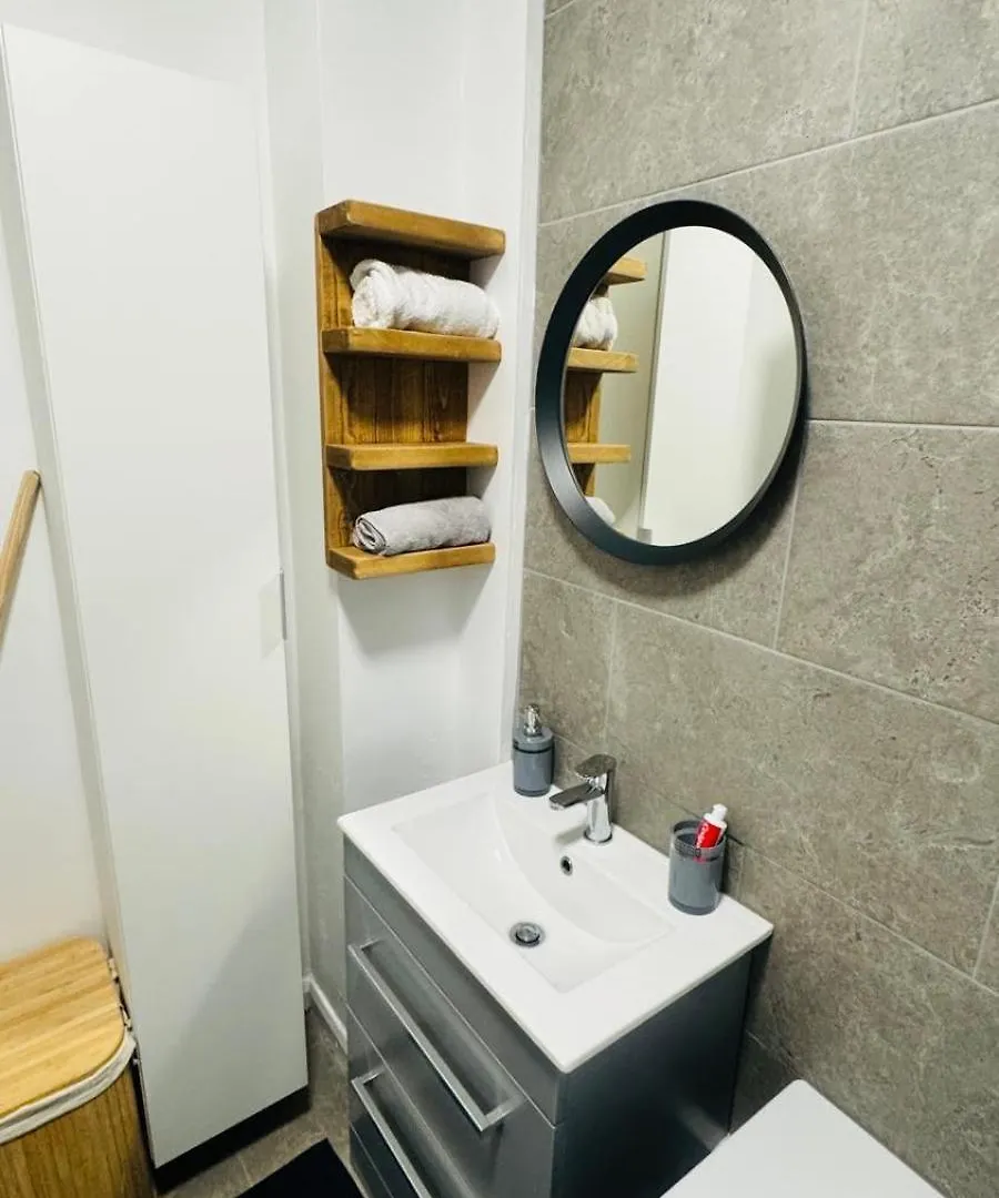 לונדון Gorgeous Rooms Near Canary Wharf בית אירוח