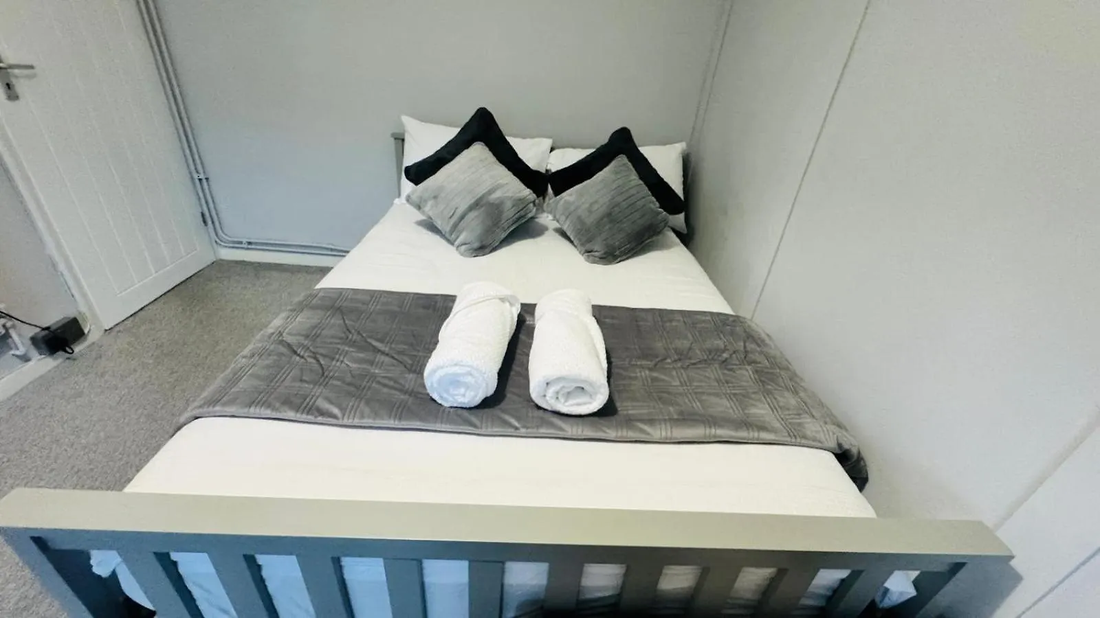 לונדון Gorgeous Rooms Near Canary Wharf בית אירוח